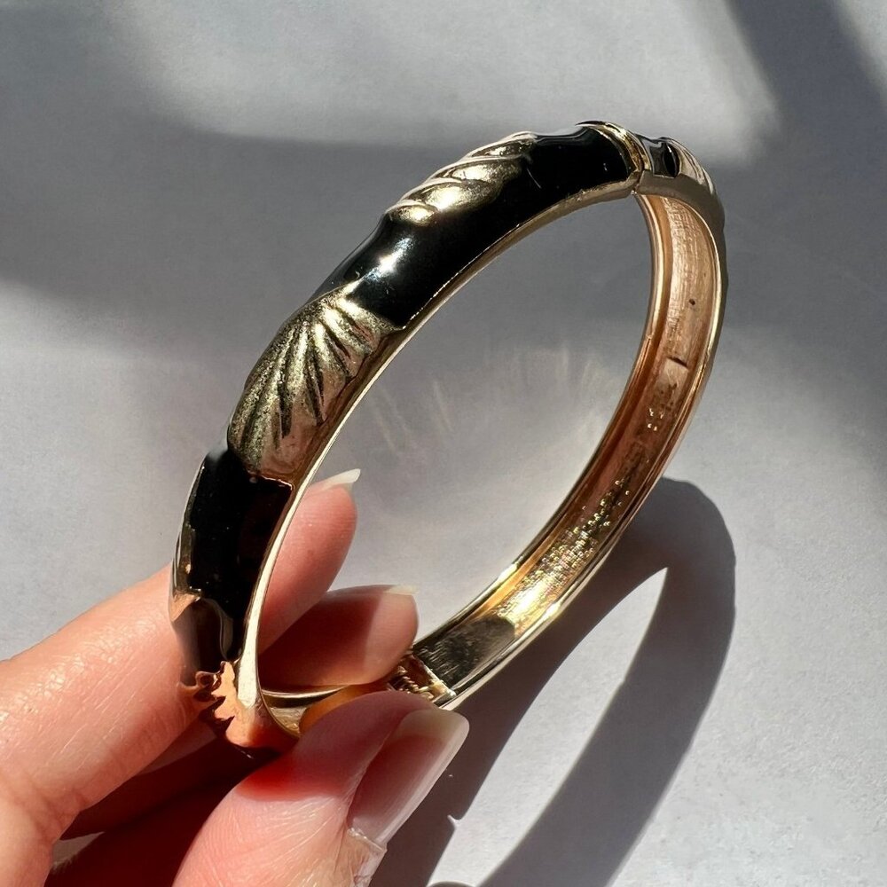 Black Enamel Gold Tone Sea Shell Hinge Bangle Bracelet